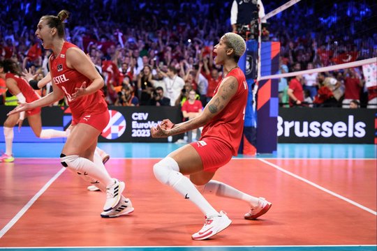 Turkijos tinklininkės po penkių setų dramos pirmą kartą tapo Europos čempionėmis