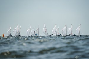 Olimpinės 470 jachtų klasės pasaulio jaunimo čempionatą Nidoje laimėję prancūzai dėkojo Lietuvai