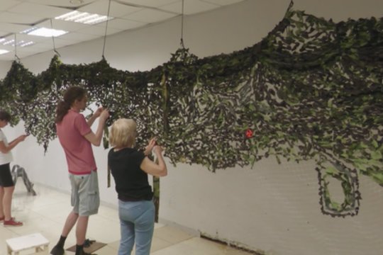 Laisvą laiką išmainė į gerą darbą: KAM darbuotojai prisidėjo prie tinklų Ukrainai pynimo