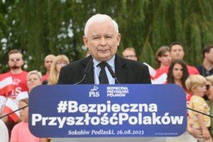 Apklausa: Lenkijos valdančioji koalicija ir toliau pirmauja