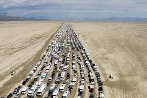 Po sumaišties „Burning Man“ festivalyje prasidėjo „išėjimas iš dykumos“
