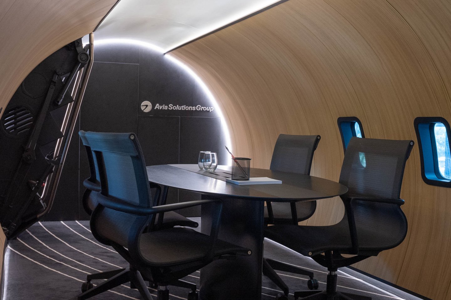 Susitikimų kambarys įrengtas tikrame verslo klasės lėktuve.
