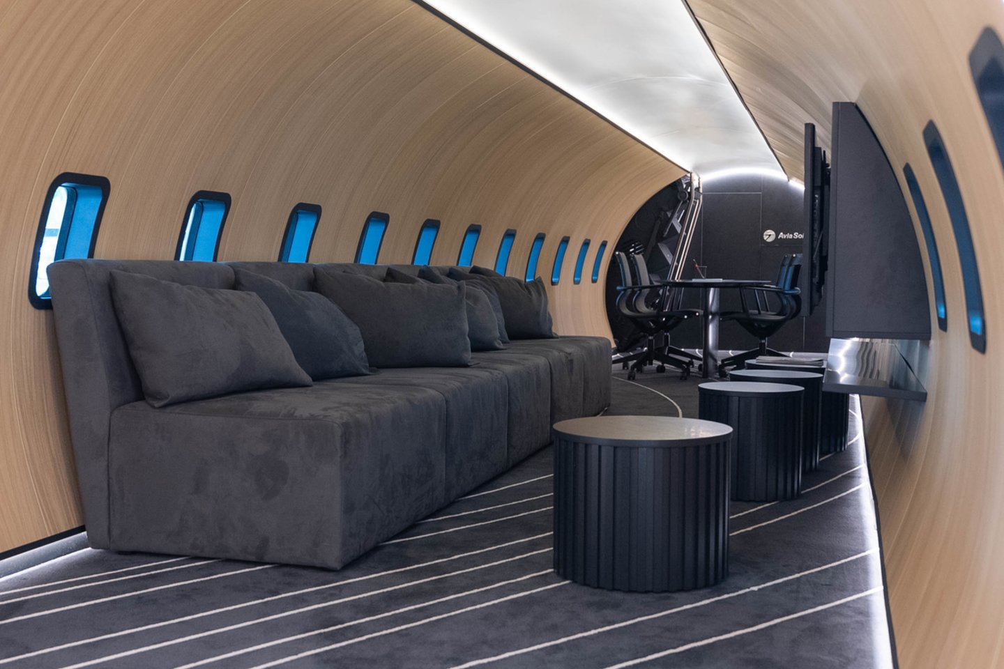 Susitikimų kambarys įrengtas tikrame verslo klasės lėktuve.