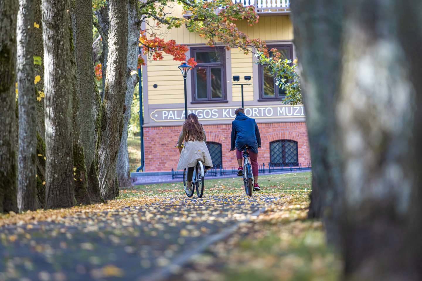 Su vasara kurortinės pramogos Palangoje nesibaigia. Ošianti jūra, kopos, gaiva alsuojantys pušynai laukia poilsiautojų, norinčių atitrūkti nuo kasdienių rūpesčių ir šurmulio.