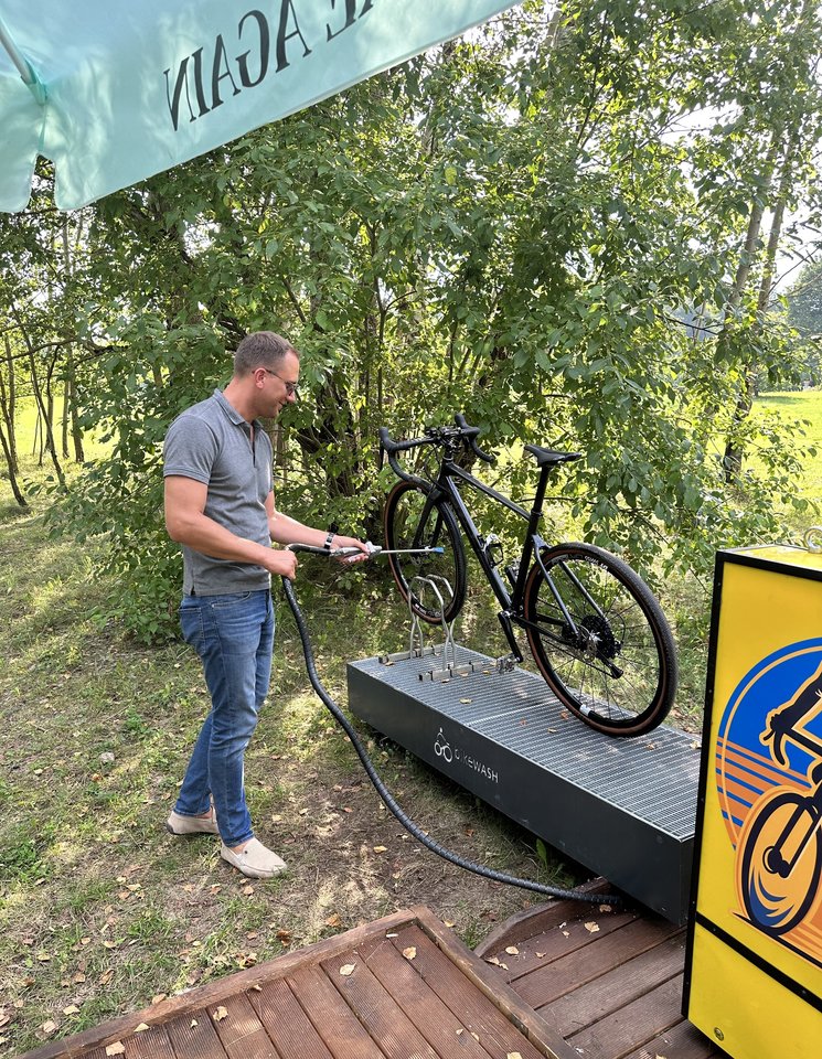 Vilniuje pirmoji mobili automatinė dviračių ir paspirtukų plovimo paslauga pristatyta dar 2019-aisiais. Tuomet ši paslauga buvo naujovė ne tik Lietuvoje, bet ir tarp Baltijos šalių.