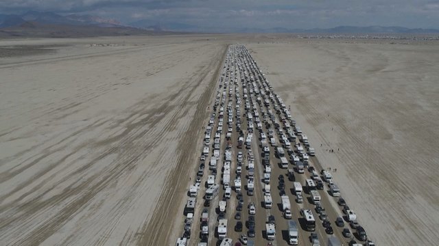 „Burning Man“ festivalio dalyviai pagaliau gali grįžti namo – Nevados dykumoje nušvito saulė