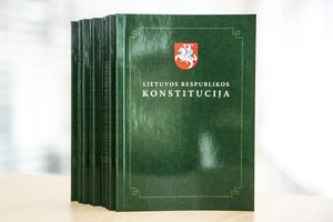 Po savivaldos rinkimų kilęs skandalas paskatino koreguoti įstatymą: siūlo prisiekti Lietuvos Respublikos Konstitucijai