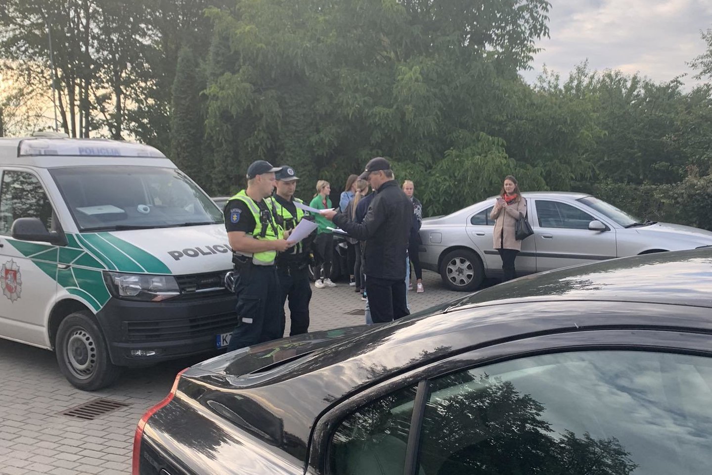  T. Ivanausko gatvės kaimynai nenori leisti pasiekti pastatą darželio darbuotojams ir lankytojams – vaikams ir tėvams, siekia apskritai uždrausti darželio veiklą.