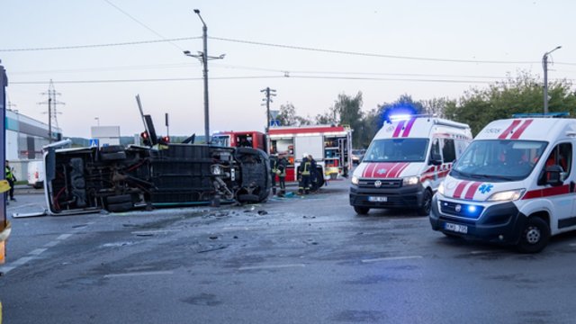 Vaizdai iš įvykio vietos: Kaune susidūrus mikroautobusui ir krovininiui automobiliui nukentėjo 15 žmonių