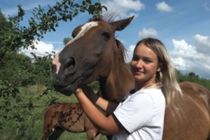 Šeimos žirgyne – ponių ir žirgų pokštai: gali įveikti elektrinį piemenį ir lipti į baidarę, tačiau dviejų dalykų bijo