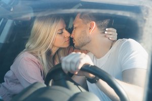 Aistringą pasimatymą automobilyje nutraukė vyro paslaptis: po to net į akis nenorėjo pažiūrėti