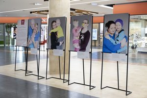 Mylimos ir mylinčios – didžiule jėga pasižyminčios moterys ir jų vaikai „Mamų unijos“ fotografijų parodoje