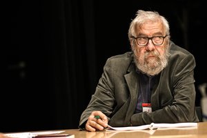 Premjerą „Šuo ir beždžionė“ pristatantis režisierius Priitas Pedajas: „Žmonija karo sąlygomis gali tapti nepaprastai žiauri“