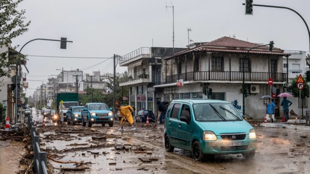 Graikiją skandina rekordinis kritulių kiekis: gatvės virto upėmis