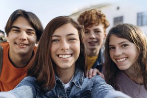 5 psichologės patarimai, kaip elgtis pastebėjus patyčias ir padėti paaugliui