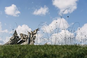 Garsaus prancūzų menininko Christiano Boltanski instaliacija Kaune – šimtai varpelių primins Holokausto aukas