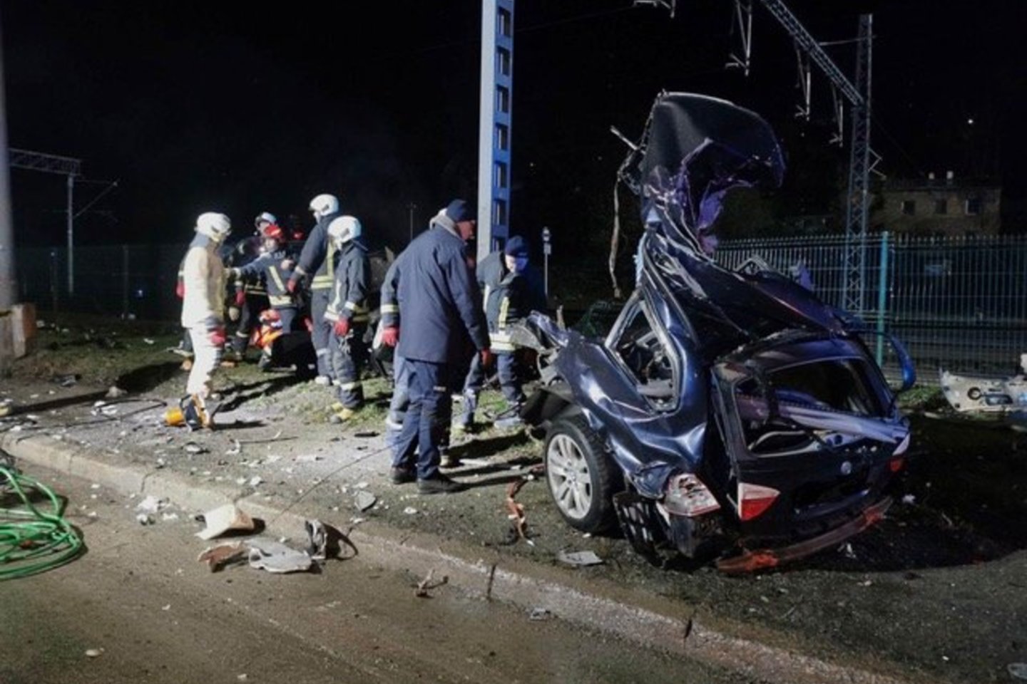  BMW didžiuliu greičiu lėkęs, mirtinos avarijos sukėlimu kaltinamas 19-metis kaunietis L. Kindurys stojo prieš teismą. <br> Kauno policijos nuotr. 