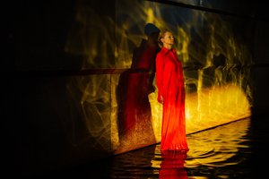 Klaipėdiečiai atidaro sezoną – pjesės „Vakarų pakrantė“ herojai scenoje braidžios po vandenį