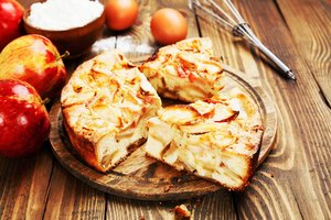 Drėgnas obuolių pyragas greitai dingsta nuo stalo: kas ragavo – visi norėjo pakartoti