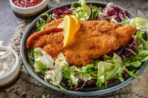 Mėsininkas pamokė, kaip iškepti tobulą Vienos šnicelį: pietūs bus lyg restorane