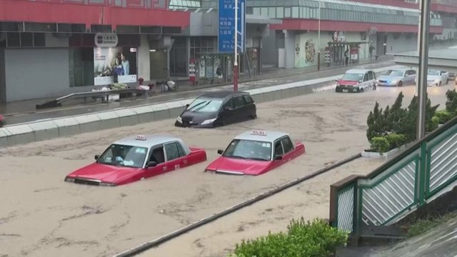 Honkongą užliejo didžiausios liūtys per beveik 140 metų: miesto gatvės ir metro stotys atsidūrė po vandeniu