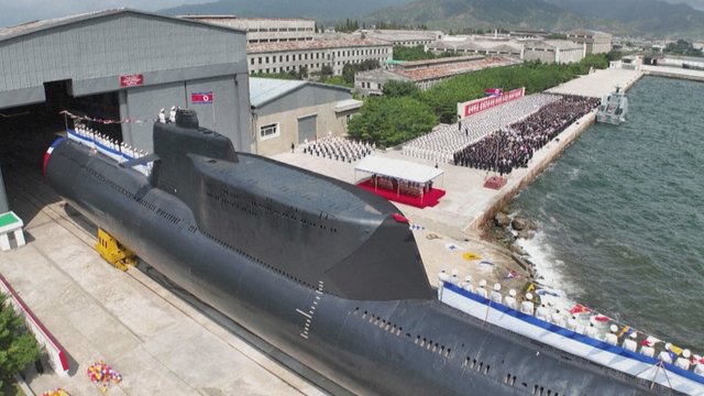 Šiaurės Korėja paleido naują „taktinį branduolinį atakos povandeninį laivą“