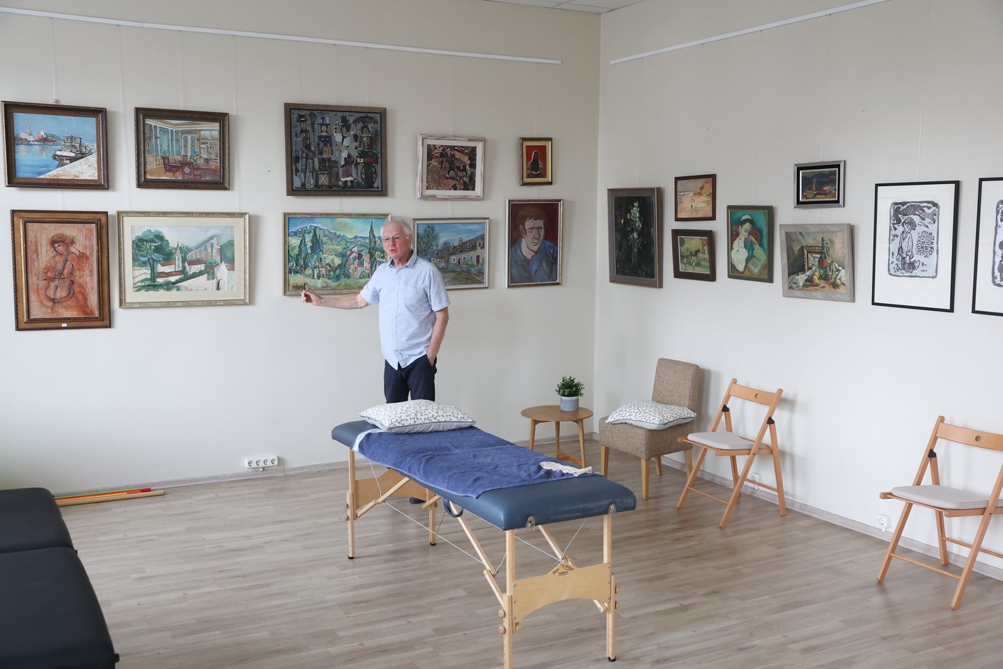  Kineziterapeuto įkurto fondo „TATZ“ kabineto sienos Vilniuje išduoda jo didžiąją aistrą kolekcionuoti tapybos darbus.<br> R.Danisevičiaus nuotr.
