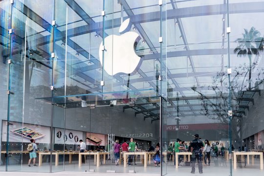 Po pranešimų apie Kinijoje įvestus ribojimus „iPhone“ telefonams krito „Apple“ akcijos