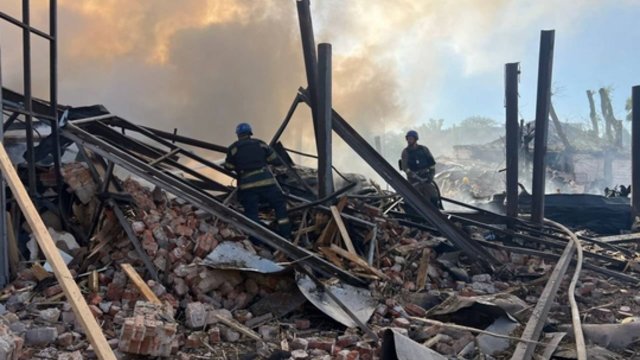 Rusija toliau negailestingai atakuoja Ukrainą raketomis ir bombomis: pranešta apie dešimtis sužeistųjų