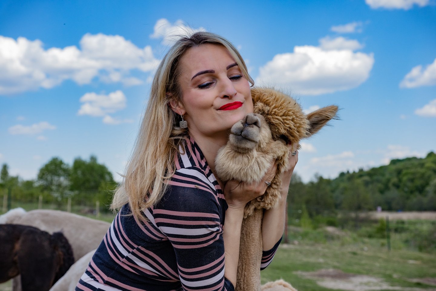 Jurgita Petrulionė ir jos „Vokės Vingio alpakų“ ūkis.<br> „Alanela photography“ nuotr.
