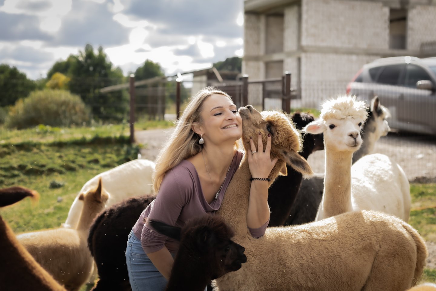  Jurgita Petrulionė ir jos „Vokės Vingio alpakų“ ūkis.<br> „Alanela photography“ nuotr.