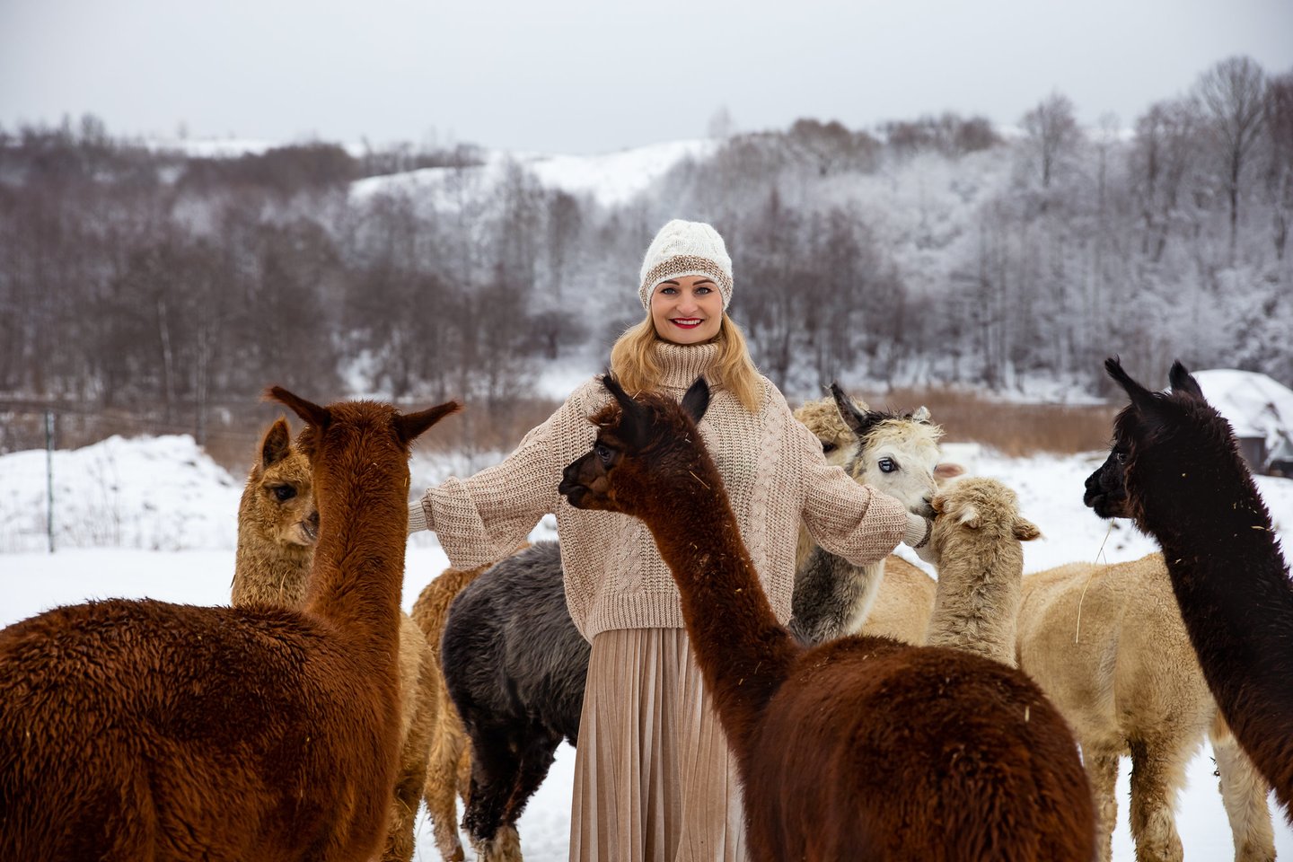  Jurgita Petrulionė ir jos „Vokės Vingio alpakų“ ūkis.<br> „Alanela photography“ nuotr.