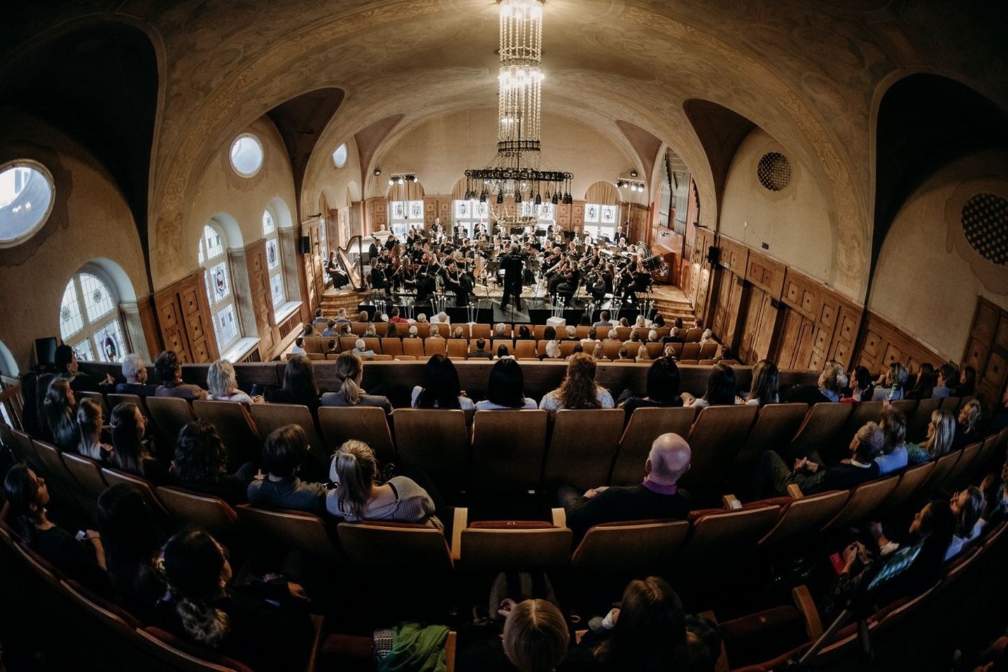  KVMT orkestras ir jo vyriausiasis dirigentas T. Ambrozaitis. <br> KVMT nuotr.