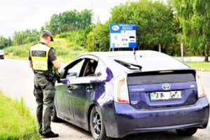 Kalvarijos pasienio užkardoje sulaikyta Ukrainos pilietė, pateikusi suklastotą vairuotojos pažymėjimą