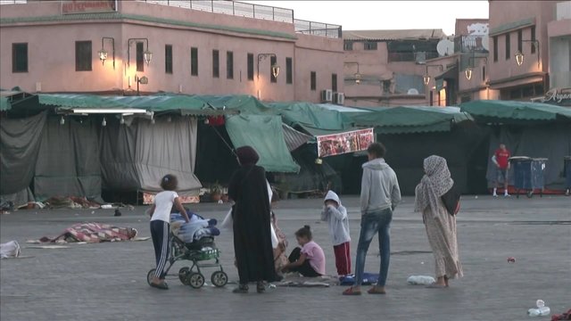 Vaizdai Maroko gatvėse spaudžia širdį: ant betono miegantys vaikai, skausmas ir baimė