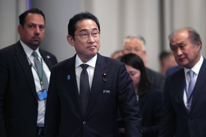Japonijos premjeras paskelbė pertvarkysiąs ministrų kabinetą