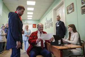 Rusijos regioniniuose ir vietos rinkimuose pirmauja Kremliaus kandidatai, daug pranešimų apie sukčiavimą