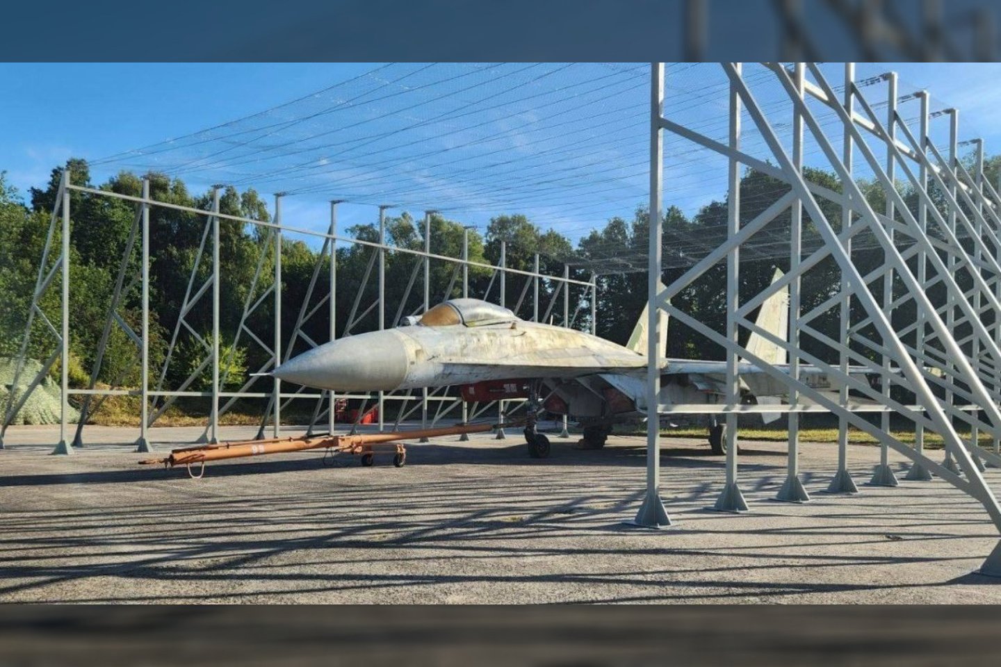  Internete paskelbtos naujos nuotraukos rodo, kad rusai bando naujus sprendimus, kurie apsaugotų jų taktinę aviaciją nuo Ukrainos bepiločių orlaivių. Šiuo atveju tai improvizuotas lengvasis angaras, pagamintas iš metalinio karkaso, padengto vielos tinklu.<br> Atvirųjų šaltinių iliustr.