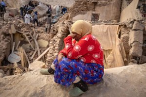 Košmarą Maroke išgyvenusieji liko be namų, maisto ir vandens: gyvuosius ir žuvusius atkasinėja plikomis rankomis