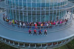 Pasaulis to dar nėra matęs – Vilniuje įvyko Zumba treniruotė 170 m aukštyje