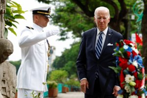 J. Bidenas padėjo gėlių prie J. McCainui skirto paminklo: pavadino „geru draugu“ 