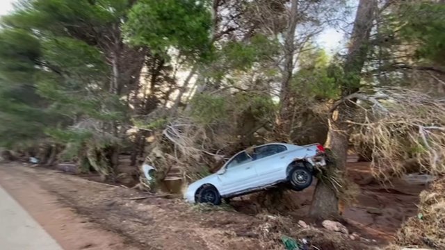 Gamtos stichija nusiaubė Libiją: sugriauti namai ir sumaitoti automobiliai purvo masių užlietose gatvėse