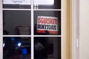 Moksleiviai prisijungė prie streikuojančių pedagogų: kartu organizuos eiseną iki ministerijos