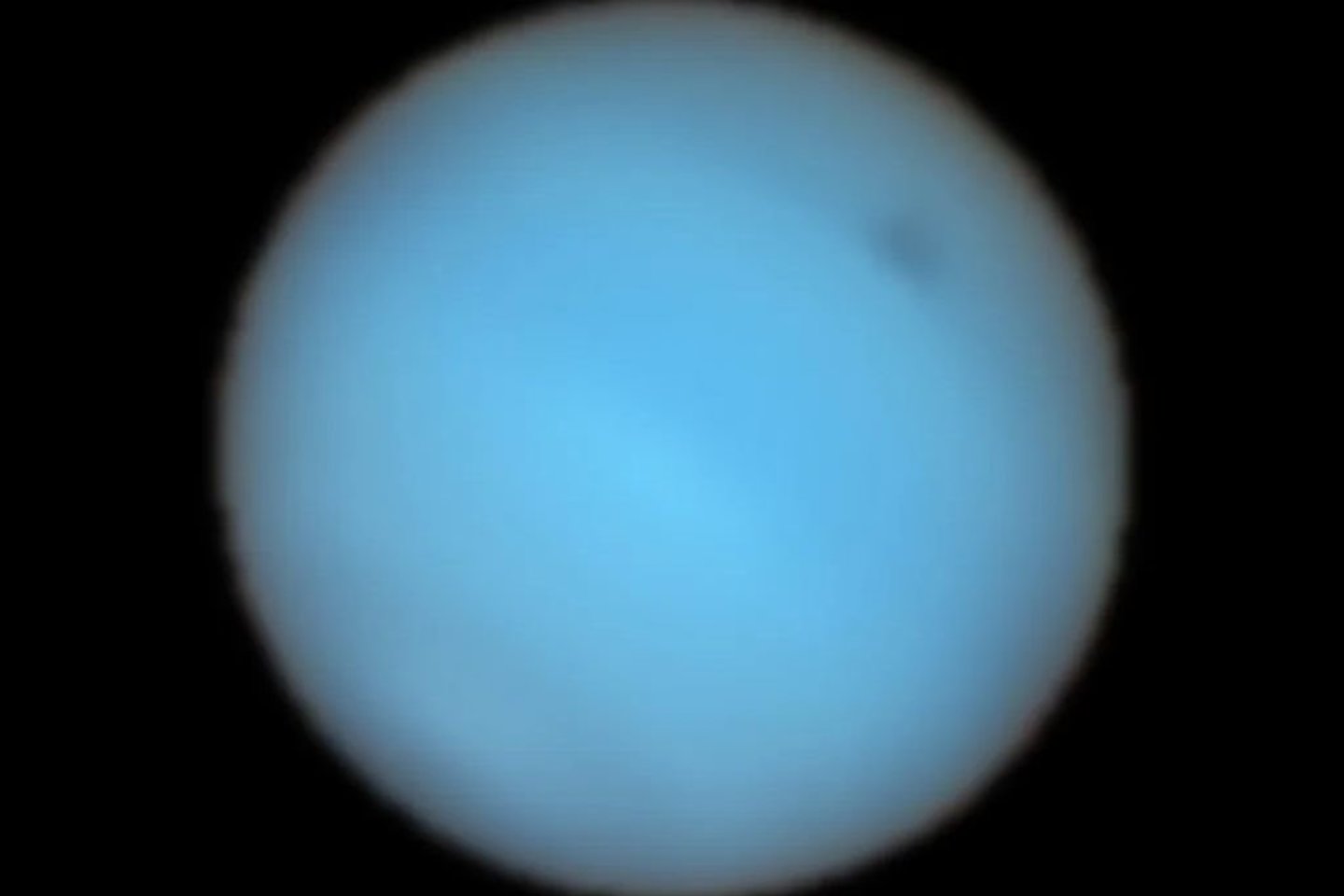  Naujame tyrime nagrinėjamas retesnis reiškinys – tamsi dėmė Neptūne, jos evoliucija ir netikėtas šviesių dėmių atradimas.<br> Europos Pietinės observatorijos nuotr.