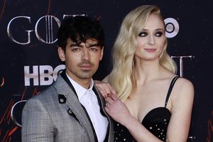 Skiriasi „Sostų karai“ serialo žvaigždė Sophie Turner ir Joe Jonas