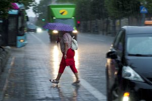 Vasarišką karštį nuplaus smarkios liūtys ir perkūnija: praneša, kam klius pirmiausia