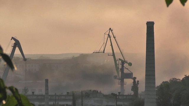 Okupuotame Krymo pusiasalyje kilo gaisras: užsiliepsnojus laivų statyklai, sužeisti mažiausiai 24 žmonės