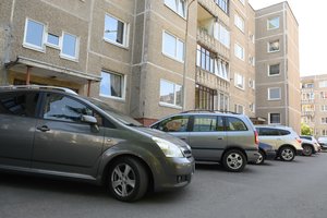Aktualu visiems: teisininkai atskleidė, kas iš tiesų gali statyti automobilius daugiabučių kiemuose