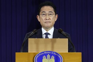 Japonijos premjeras pakeitė savo užsienio reikalų ir gynybos ministrus