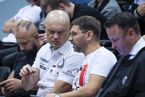 Riaušių prie Seimo byla: prašoma išskirti kaltę pripažįstančio kaltinamojo atvejį, A. G. Astrauskaitė pašalinta iš posėdžio